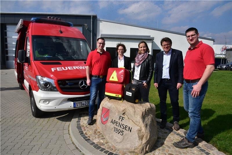 Die Apenser Notfallgruppe ist einsatzbereit : Ortsbrandmeister Torsten Plumbohm (links) und Stellvertreter Tobias Müller (rechts) nehmen die Förderer Ulrike Martens (Kreissparkasse Stade), Isabel Schuldt und Martin Ruehs (Eisbär-Eis) Tobias