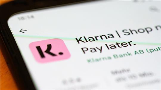 Die App des schwedischen Zahlungsanbieters Klarna. Die Finanzfachleute der Unternehmensberatung Strategy& erwarten, dass die großen digitalen Finanzdienstleister etablierte Banken weiter bedrängen werden. (Foto: Illustration)