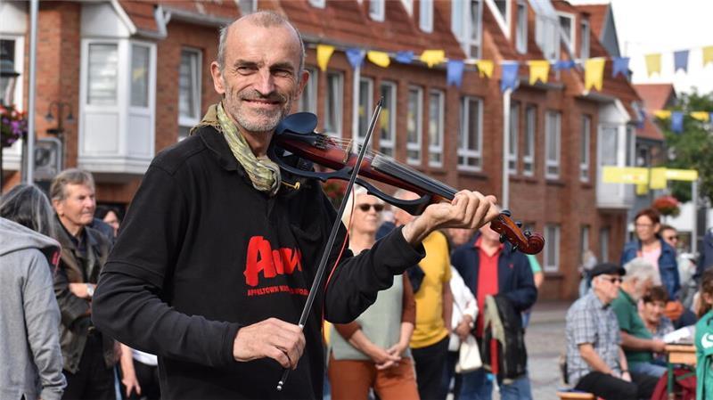 Buxtehuder Brauhaus-Nächte waren legendär – Jetzt gibt es ein Revival Geiger Helmut Stuarnig fidelt sich durch das Publikum