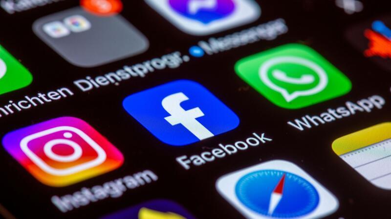 Datenschützer besorgt über Nutzung von Personendaten für KI Die Apps Instagram, Facebook und WhatsApp sind auf dem Display eines Smartphones zu sehen.