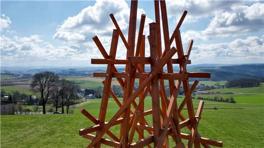 Die Arbeit „Zwei in ein ander Gewobene“ des Konzeptkünstlers Olaf Holzapfel steht auf einer Höhe in Amtsberg. (Aufnahme mit Drohne)