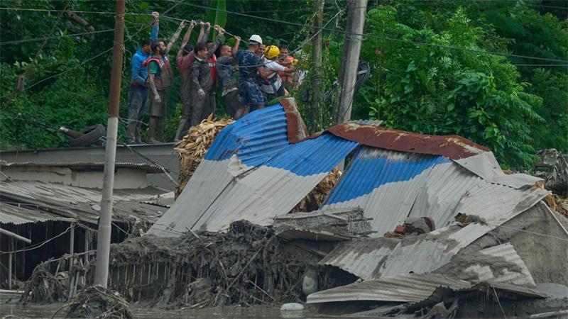 Rettungskräfte im Himalaya kämpfen gegen Schlamm und Zeit Die Arbeit der Retter ist extrem gefährlich.