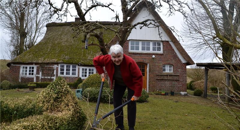 Die Arbeit im eigenen Garten macht Renate Hücking den Kopf frei für ihre Bücher. Foto Helfferich