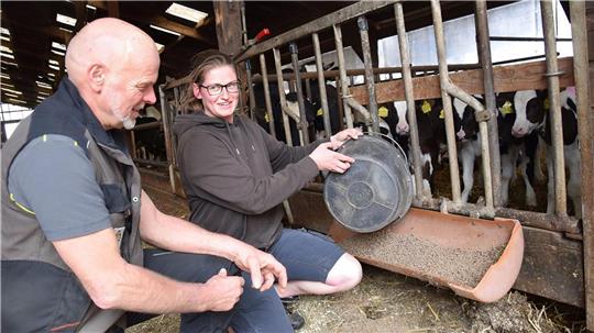Die Arbeit in der Natur, mit Tieren und modernster Technik sei für viele junge Menschen höchst attraktiv, sagt Landwirt Frerk Francksen (links). Das Bild zeigt ihn mit Quereinsteigerin Diana Göckemeyer bei der Fütterung der Kälber. Foto: Kühnemuth