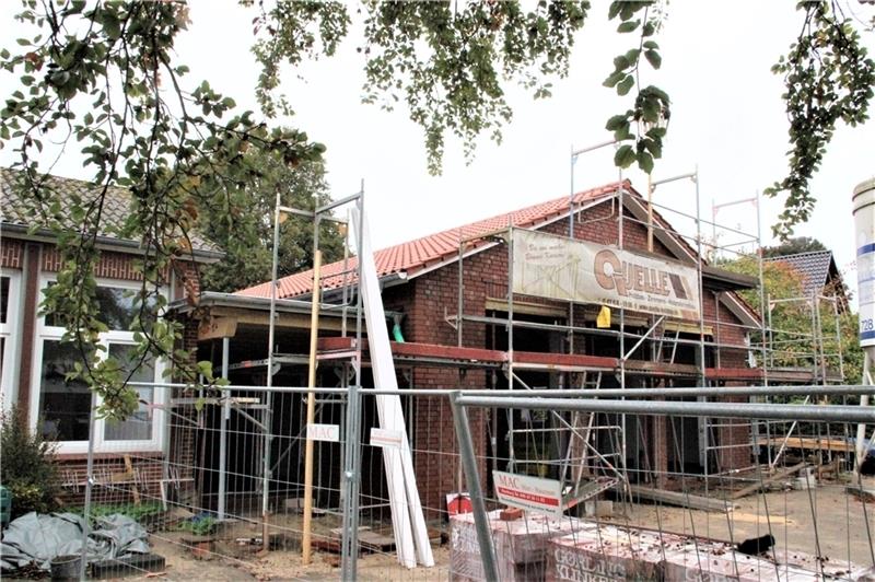 Die Arbeiten am Dorfgemeinschaftshaus in Wohlerst schreiten voran. Der Umbau ist das derzeit größte Bauprojekt in der Gemeinde. Foto: Junge