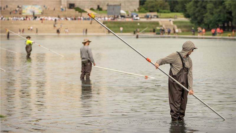 Grüner Pool in Washington - Trump sieht „Vandalen“ am Werk Die Arbeiten am Reflecting Pool werden wohl doch aufwendiger als gedacht.