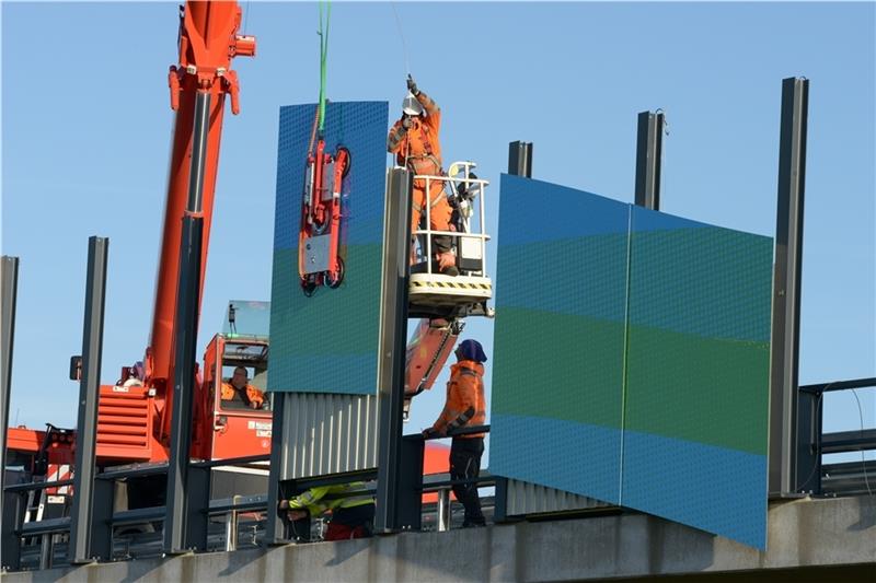 Die Arbeiten an der Autobahnbrücke über die Este werden bis in den November fortgesetzt. Fotos: Wisser