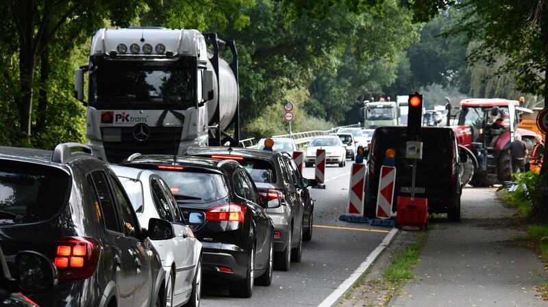 Die Arbeiten an der B73-Brücke, die die Landkreise Stade und Cuxhaven verbindet, werden mindestens noch bis 2029 andauern. Aktuell gibt es allerdings Probleme.
