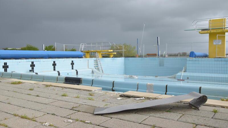 Die Arbeiten für die neue Saison im Freibad Hollern-Twielenfleth laufen. Wann genau das Bad öffnen kann, hängt von mehreren Faktoren ab.