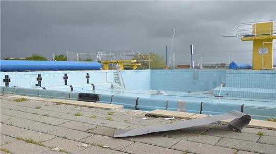 Die Arbeiten für die neue Saison im Freibad Hollern-Twielenfleth laufen. Wann genau das Bad öffnen kann, hängt von mehreren Faktoren ab.