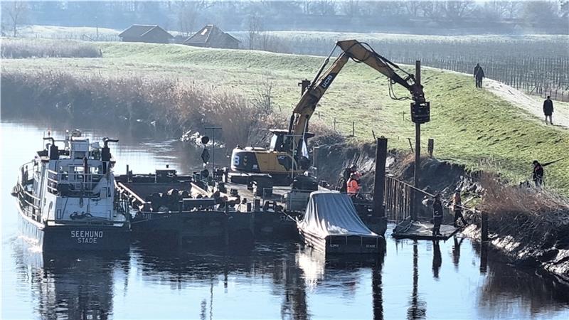 Deichabbruch nahe der B73-Brücke - Weitere Schäden an der Oste entdeckt Die Arbeiten zur Stabilisierung des Oste-Ufers bei Hechthausen haben begonnen. Foto: Lange