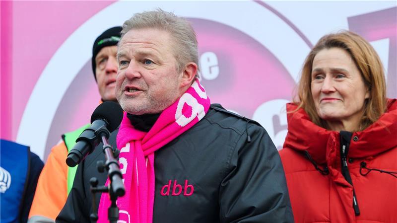 Die Arbeitgeberseite habe die Forderungen pauschal als unbezahlbar abgelehnt, kritisierte der dbb-Landesvorsitzende Kai Tellkamp.