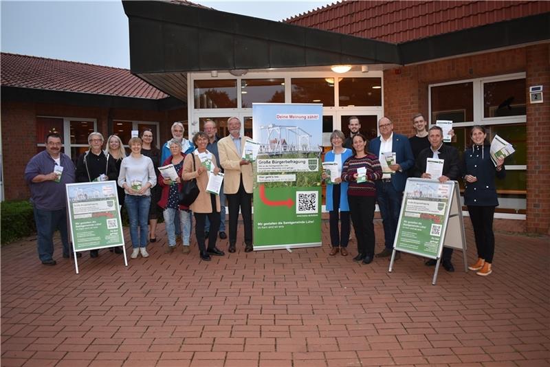 Die Arbeitsgruppe „Leitbild“ gibt mit Bürgermeister Michael Gosch (CDU) vor der Oberschule den Startschuss für die Bürgerbefragung in der Samtgemeinde Lühe. Foto: Vasel