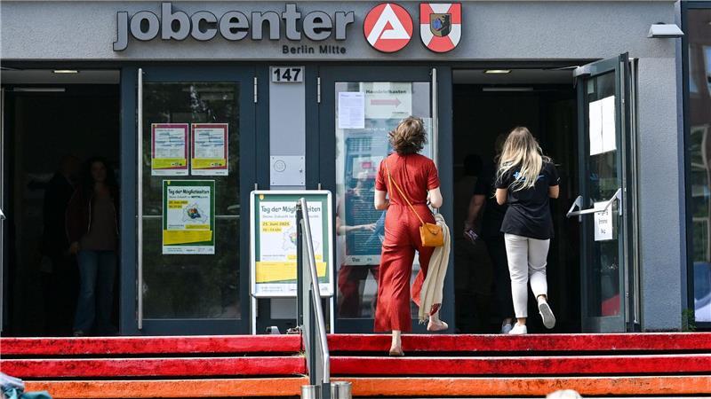 Wende am Arbeitsmarkt dauert mindestens noch ein Jahr Die Arbeitslosigkeit geht im Juni nur leicht zurück. (Archivbild)