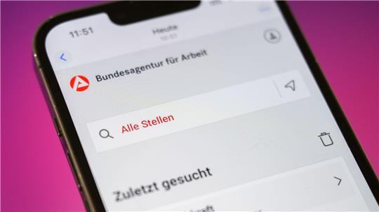 Die Arbeitslosigkeit in Deutschland ist im Februar leicht gesunken, die Zahl der Arbeitslosen bleibt aber oberhalb der Grenze von drei Millionen.