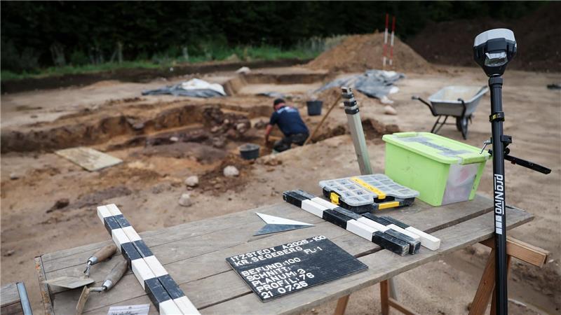 Neue Erkenntnisse zu Grabhügel aus der Bronzezeit Die Archäologen fanden in einem Grabhügel eine Zentralbestattung inklusive des 65 Zentimeter langen Schwertes.