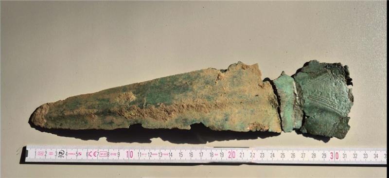 Die Archäologen haben die Funde mit weiteren Funden von 2017 zusammengesetzt, hier einer der beiden Dolche. Lediglich der Griff fehlt.