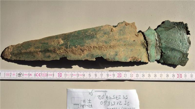 Die Archäologen haben die Funde mit weiteren Funden von 2017 zusammengesetzt, hier einer der beiden Dolche. Lediglich der Griff fehlt.