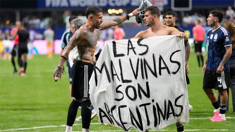 Das war die WM-Nacht: Brisantes Banner und Kritik an Tuchel Die Argentinier feiern mit einem brisanten Plakat.