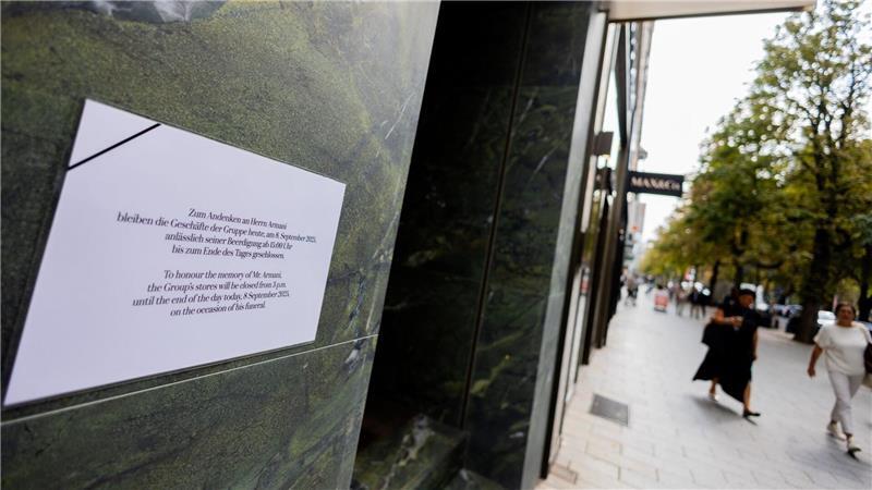 Engste Angehörige nehmen Abschied von Modemacher Armani Die Armani-Filiale auf der Düsseldorfer Königsallee blieb am Nachmittag geschlossen.