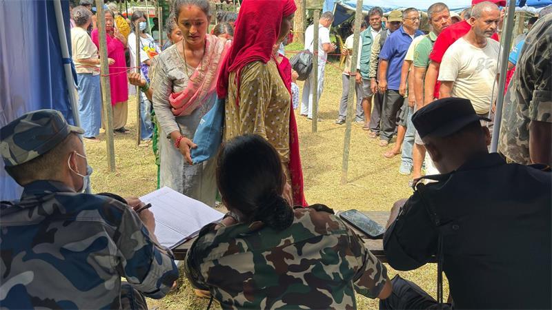 Deutsche Familie in Nepal gerettet: „Wir wären gestorben“ Die Armee brachte zahlreiche Menschen mit Hubschraubern in Sicherheit.