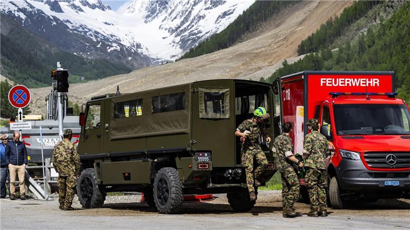 Lötschentaler hoffen auf Glück im Unglück: Wasser läuft ab Die Armee steht für Aufräumarbeiten bereit.