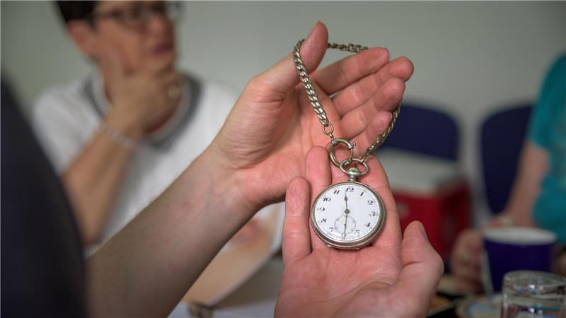 Die Arolsen Archives, das weltweit umfassendste Archiv über NS-Verfolgte, verwahren noch einige Tausend persönliche Gegenstände, die die Nazis ihren Opfern bei der Inhaftierung im Konzentrationslager abnahmen. Manche davon konnten an Angehörige übergeben werden.