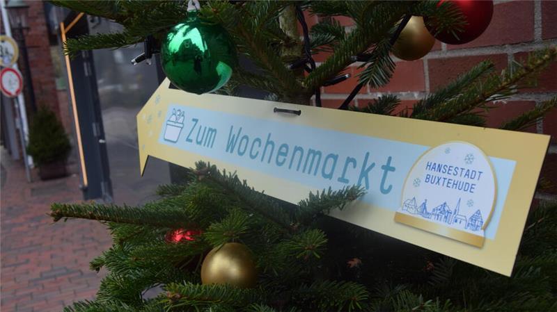 Die Art der Ausschilderung, die auf den verlegten Wochenmarkt aufmerksam machen soll, steht in der Kritik. Marktleute und Kunden empfinden sie als zu schlecht sichtbar und teilweise ungünstig positioniert.