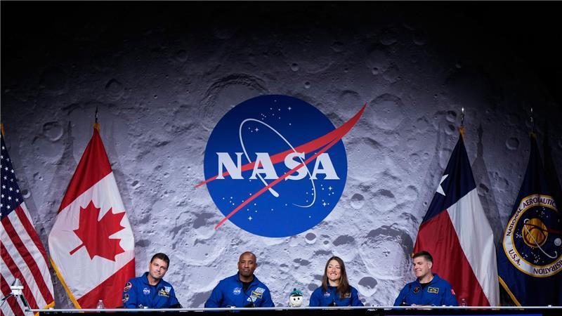 Die „Artemis-2“-Besatzung der NASA - die NASA-Astronauten Reid Wiseman, Victor Glover und Christina Koch sowie der Astronaut Jeremy Hansen von der kanadischen Weltraumbehörde (CSA) - sprechen während einer Pressekonferenz in Houston.