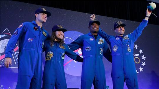 Die „Artemis 2“-Crew, Jeremy Hansen (l-r), Christina Koch, Victor Glover und Reid Wiseman, kommt am Ende einer Rückkehrfeier in die Mitte einer Bühne.