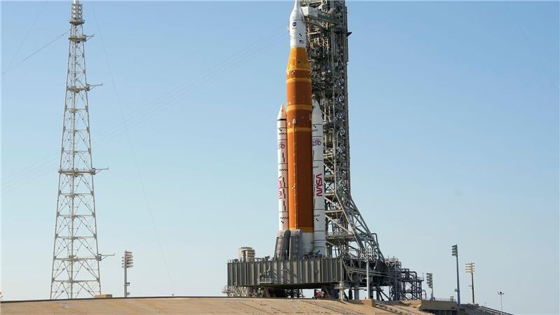 Die  „Artemis 2“ der NASA mit dem Orion-Raumschiff steht auf der Startrampe.