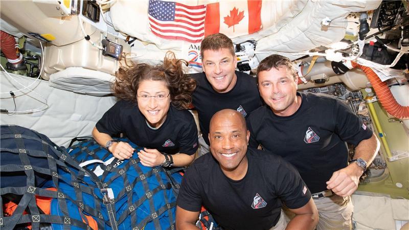 Die „Artemis II“-Crew: Christina Koch (links), Jeremy Hansen (oben), Reid Wiseman (rechts) und Victor Glover in der „Orion“-Kapsel. (Archivbild von der Nasa zur Verfügung gestellt)