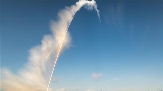 Die Artemis II-Mondrakete der NASA hebt von der Startrampe 39-B des Kennedy Space Center ab.