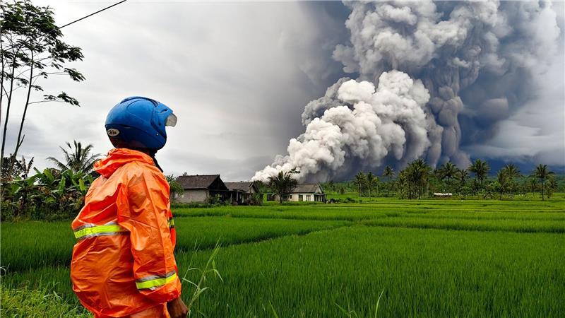 Vulkan Semeru ausgebrochen - Verletzte und schwere Schäden Die Aschesäule ist weithin zu sehen.