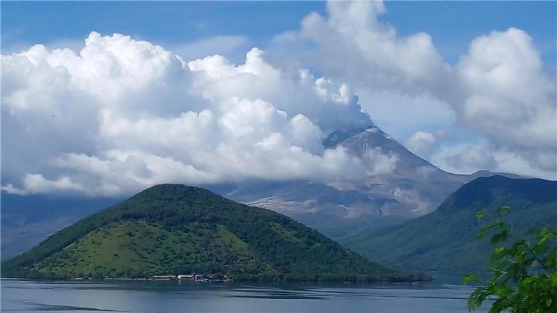 Vulkanausbruch in Indonesien - Flüge nach Bali betroffen Die Aschesäule stieg zeitweise mehrere Kilometer hoch über dem Vulkan auf.