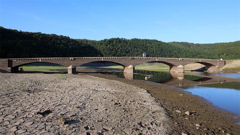„Blanker Wahnsinn“: Niedrigwasser trifft Edersee-Tourismus Die Aseler Brücke sollte zu dieser Jahreszeit vom Stausee überspült sein.