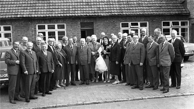 Wie ein Baron aus Harsefeld das französische Asfeld machte Die Asfeld-Delegation vor dem alten Gemeindebüro in Harsefeld im Jahr 1963.