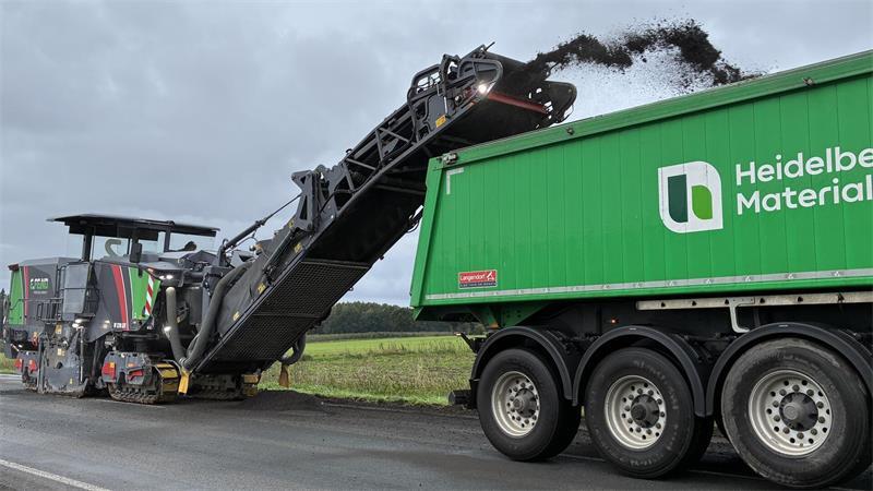 B73-Sperrung: Land nimmt keine Rücksicht auf Horneburger Herbstmarkt Die Asphalt-Trümmer fliegen von der Großfräse in den Sattelkipper.