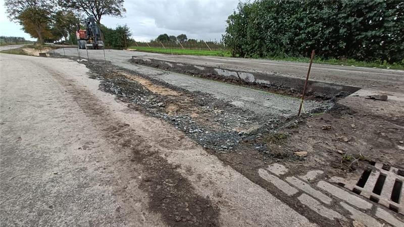 Die Asphaltdecke muss komplett abgetragen werden, um einen Unterbau zu schaffen.