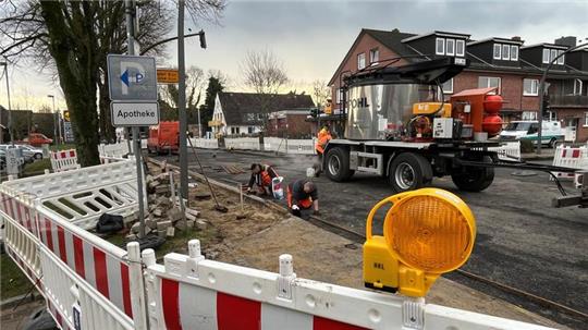 Die Asphaltierungsarbeiten an der Kreuzung von Nincoper Straße und Nincoper Deich in Neuenfelde sind abgeschlossen.