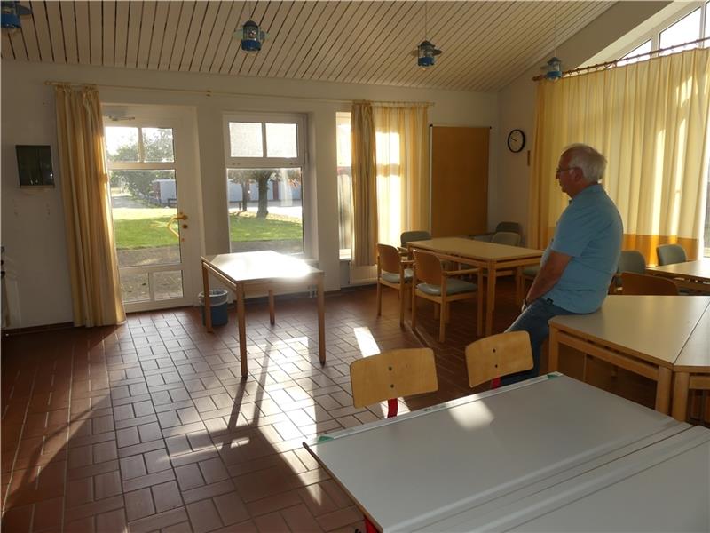 Die Asseler Übergangs-Kita im Aufenthaltsraum der Louis-Wattel-Halle soll Platz für höchstens 22 Kinder bieten. Der Raum sei bis vor kurzem auch noch für die Frühbetreuung von Grundschülern genutzt worden, erzählt Hausmeister Jürgen König.