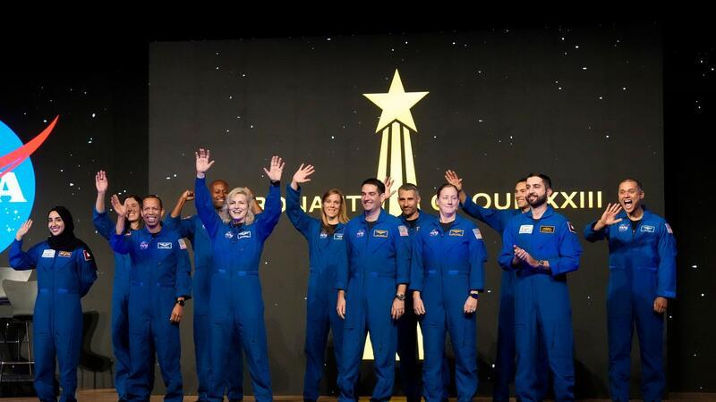 Nasa feiert Astronauten nach Ausbildungsabschluss Die Astronauten der Nasa-Absolventengruppe XXIII winken der Menge zu, während sie bei der Abschlussfeier im Johnson Space Center in Houston vorgestellt werden.