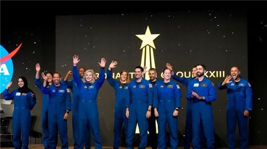 Die Astronauten der Nasa-Absolventengruppe XXIII winken der Menge zu, während sie bei der Abschlussfeier im Johnson Space Center in Houston vorgestellt werden.