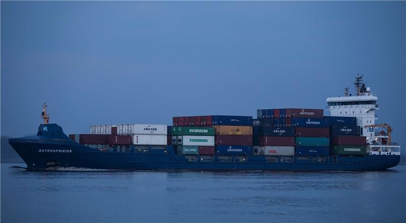 Die „Astrosprinter“ aus Drochtersen ist 142 Meter lang und kann 800 Container transportieren. Foto Löffler
