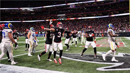 Die Atlanta Falcons schlagen die Los Angeles Rams dank einer starken ersten Hälfte.