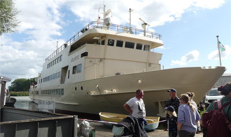 Vom Fischkutter bis zum Butterschiff: Maritimes Spektakel in Wischhafen Die „Atlantis“ weckte bei Hafenfestbesuchern Erinnerungen an die Ära der Butterfahrten.