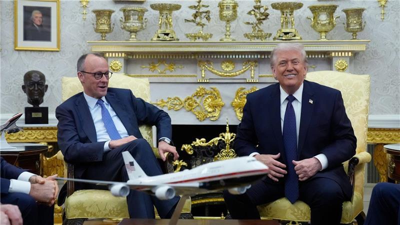 Trump lobt Merz - und attackiert andere Europäer Die Atmosphäre im Oval Office schien gelöst.