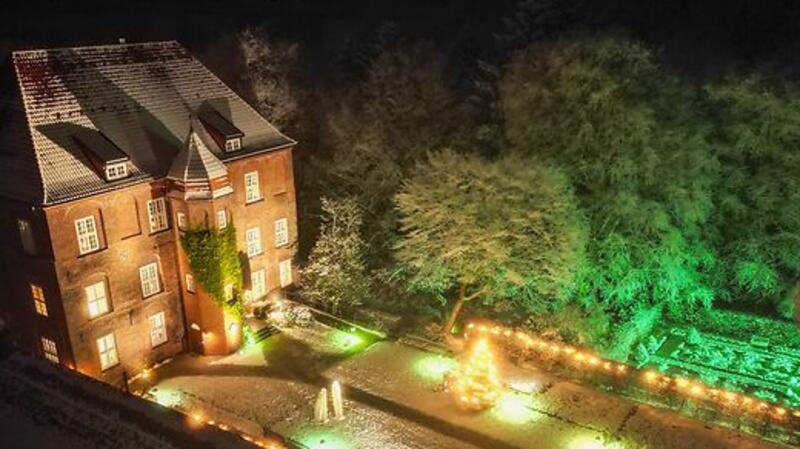 Die Atmosphäre macht den Weihnachtsmarkt auf Schloss Agathenburg einzigartig.