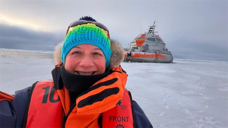 „ISS der Arktis“ auf Expedition - Hund warnt vor Eisbären Die Atmosphärenforscherin Julia Regnery will sich auf der Expedition mit Stricken ablenken. (Handout)