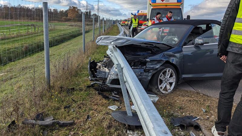 Die Audi-Fahrerin aus Stade war mit ihrer Beifahrerin in die Leitplanke der A26 geschleudert worden.